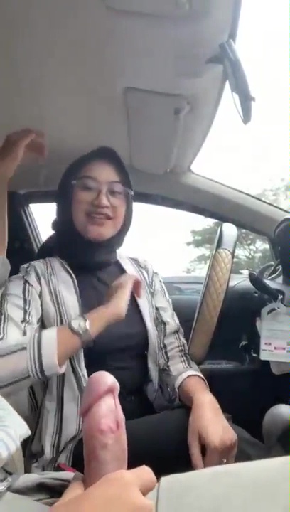 Thumbnail Cewe Jilbab Sepongin Cowoknya Di Mobil Kontolnya Bau Jengkol